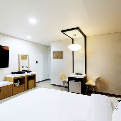 스탠다드 킹룸 (2인 무료조식, 월요일 아침 조식제공 X) White Tourist Hotel 쿠폰