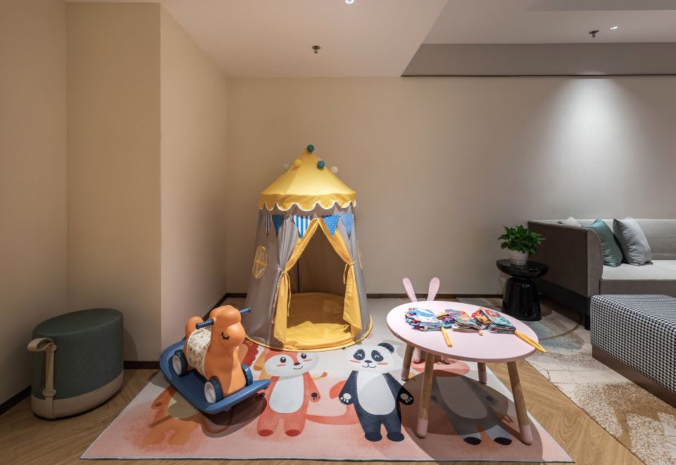 假日亲子套房（落地窗、智能语音系统、小冰箱）