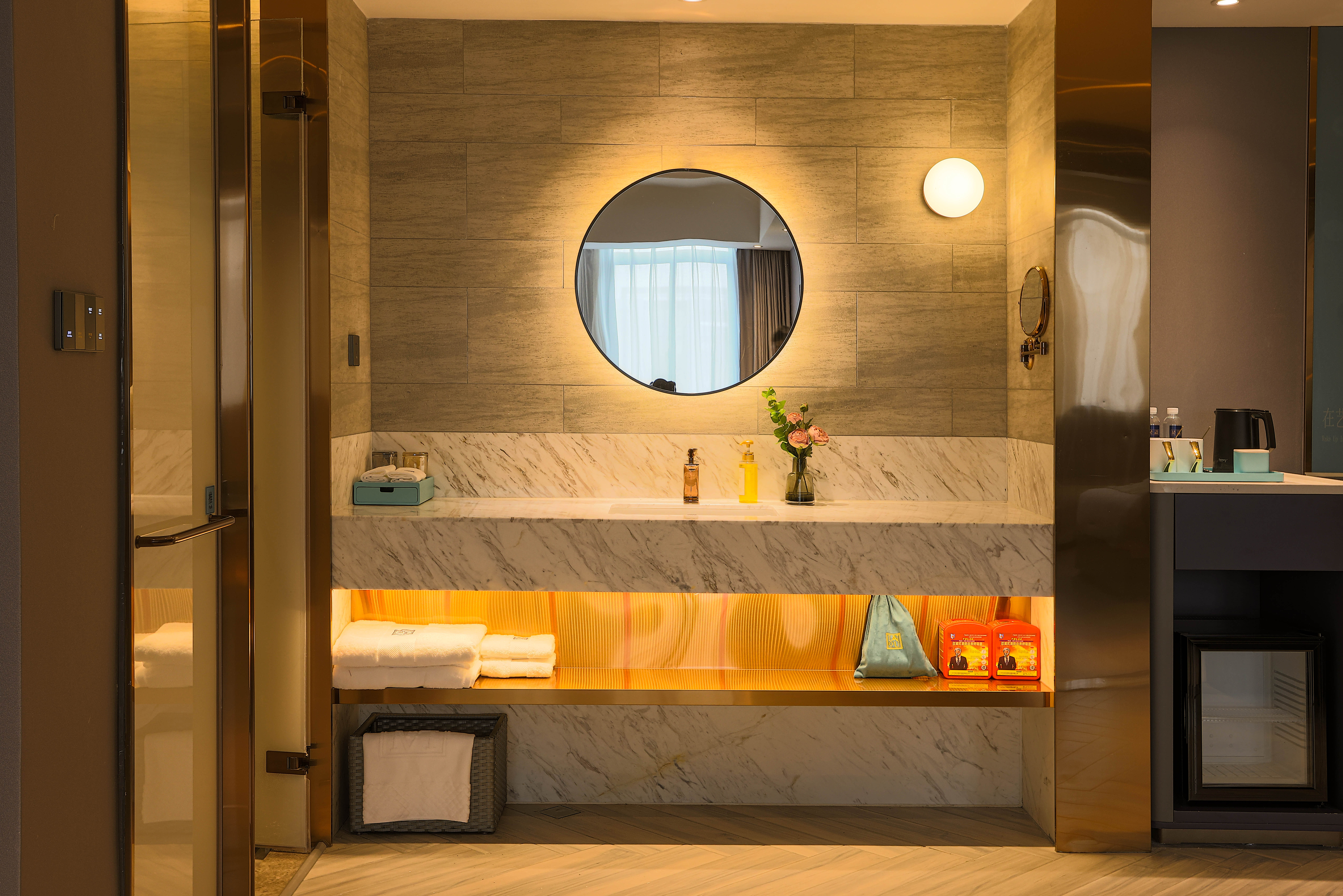 兰欧豪华大床房（全屋智能语音控制+小冰箱）