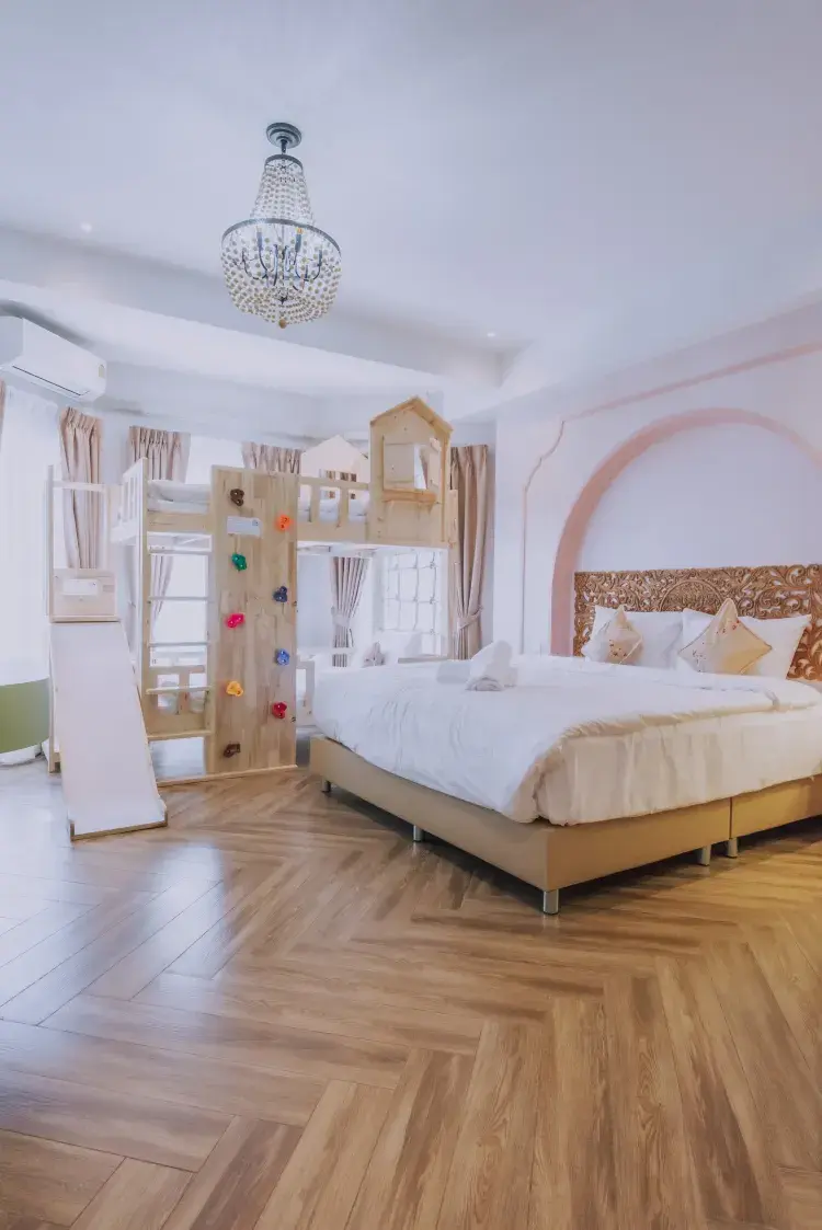 Friends & family room with bunk beds