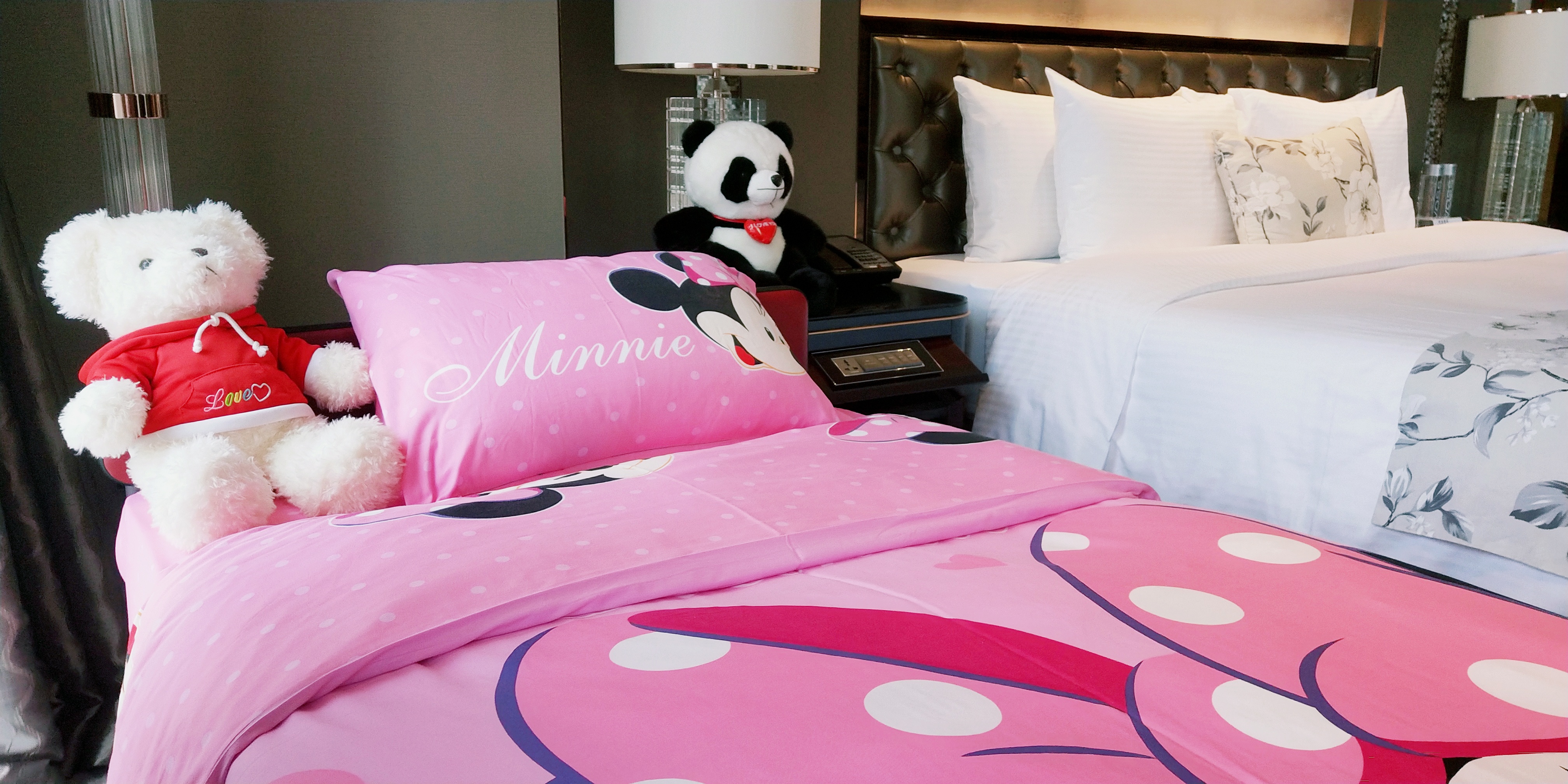 家庭亲子套房+宽敞客厅+卡通床品+小童用品