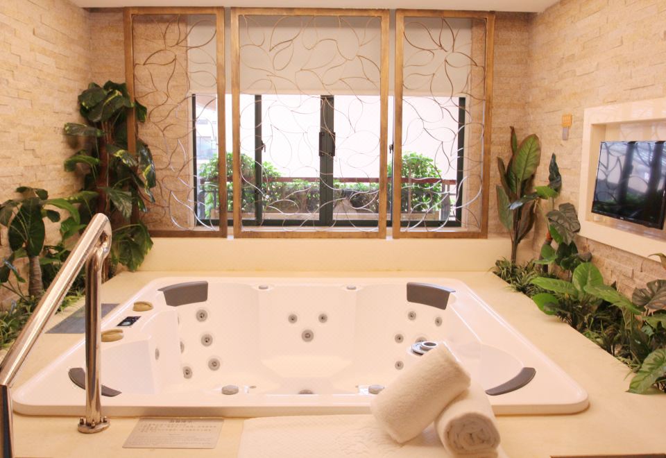 溫泉豪華套房（溫泉水+觀景大陽臺+超大浴缸+濕蒸房）
