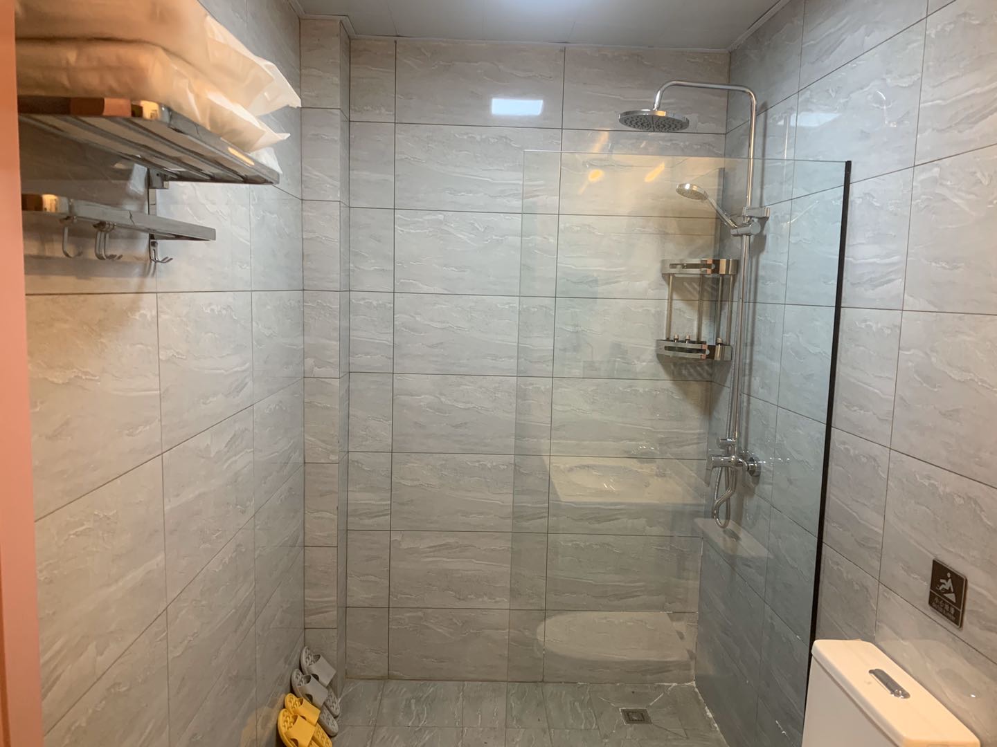 远山山景宽敞三人间