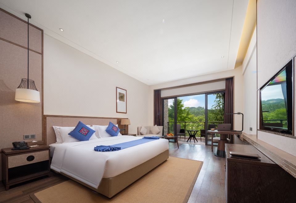 河畔尊享大床房