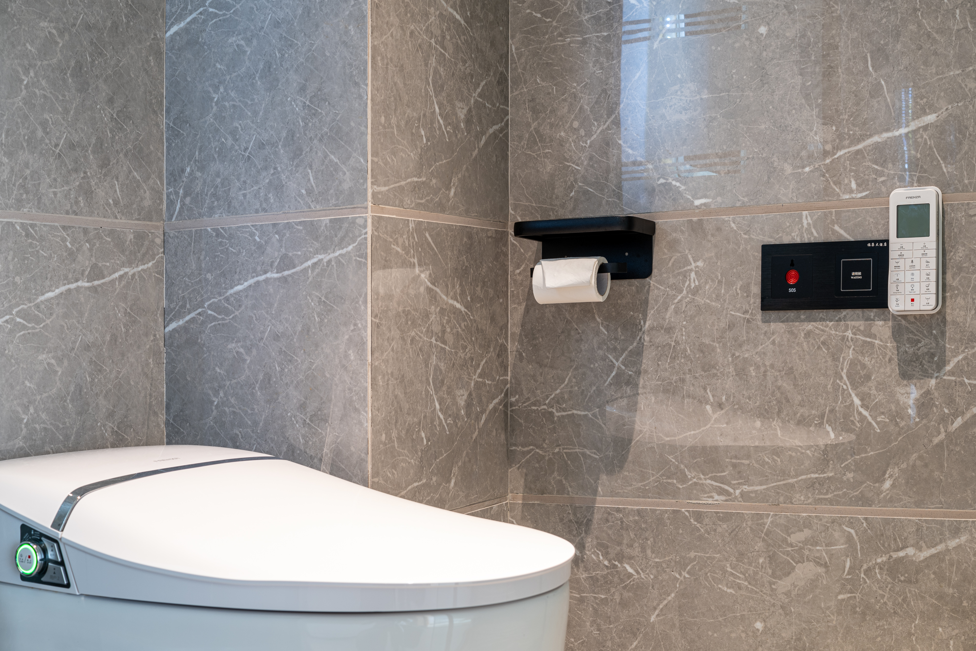 尊贵浴缸套房（独立会客厅+沙发茶几+小冰箱）