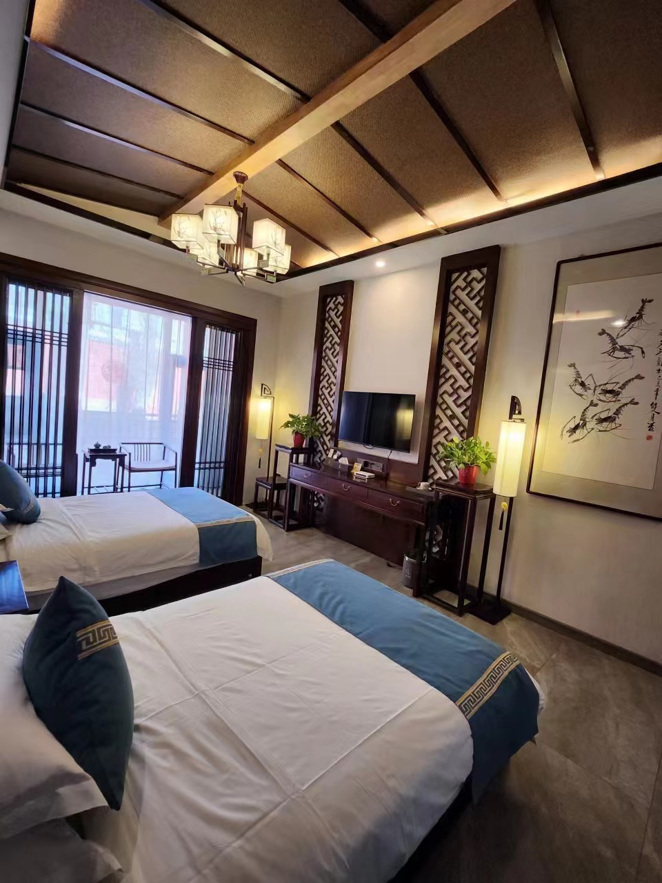 新中式标准间（席梦思乳胶床垫+蚕丝被芯+亲肤布草）