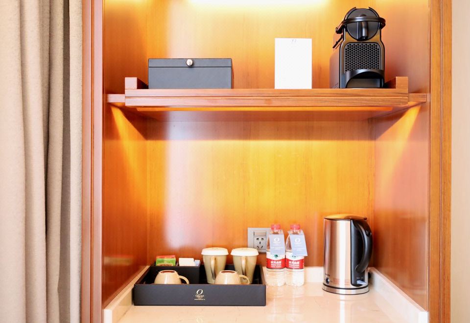 Oakwood Premier TongluDeluxe King Room