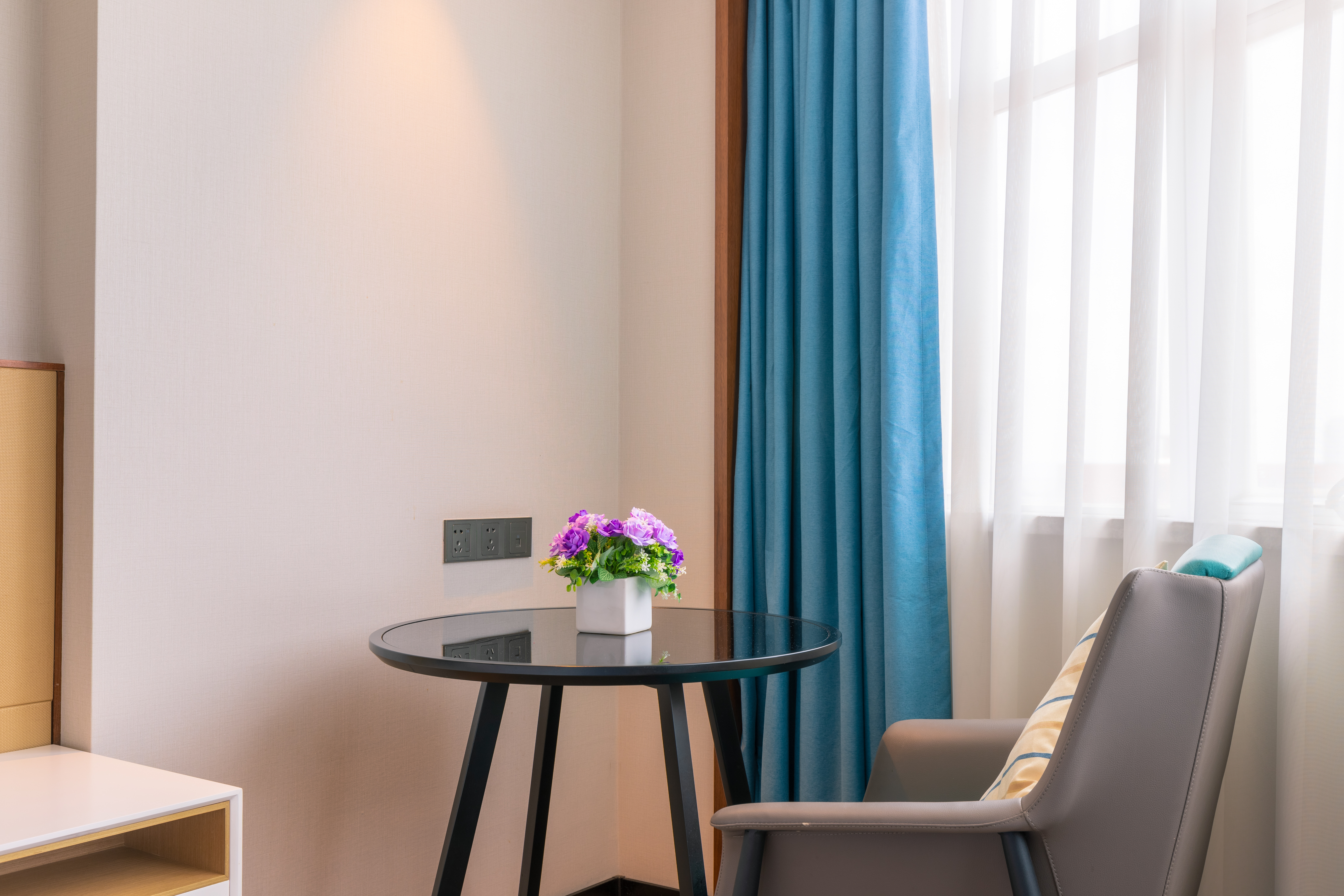 雅致大床房（电视投屏+办公桌椅+婚房布置）