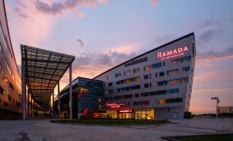 Ramada Huzhou Hotel - Housity