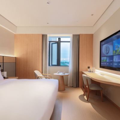 高級大床房（65寸智能投屏電視+小冰箱） 全季飯店（廈門翔安馬巷店）優惠