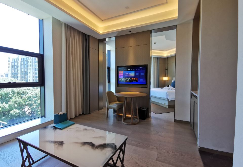 湖景至尊大床房