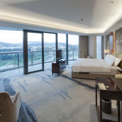 大床套房（帶起居區） 南京玄武湖假日飯店優惠