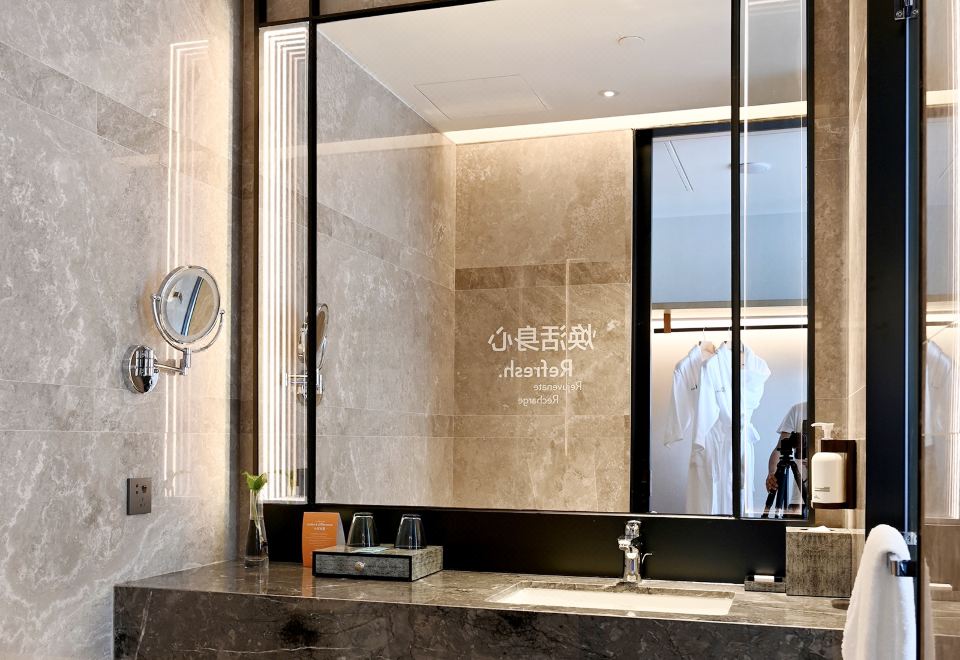 EVEN Hotel Shenzhen Nanshan, an IHG Hotel1 King Standard