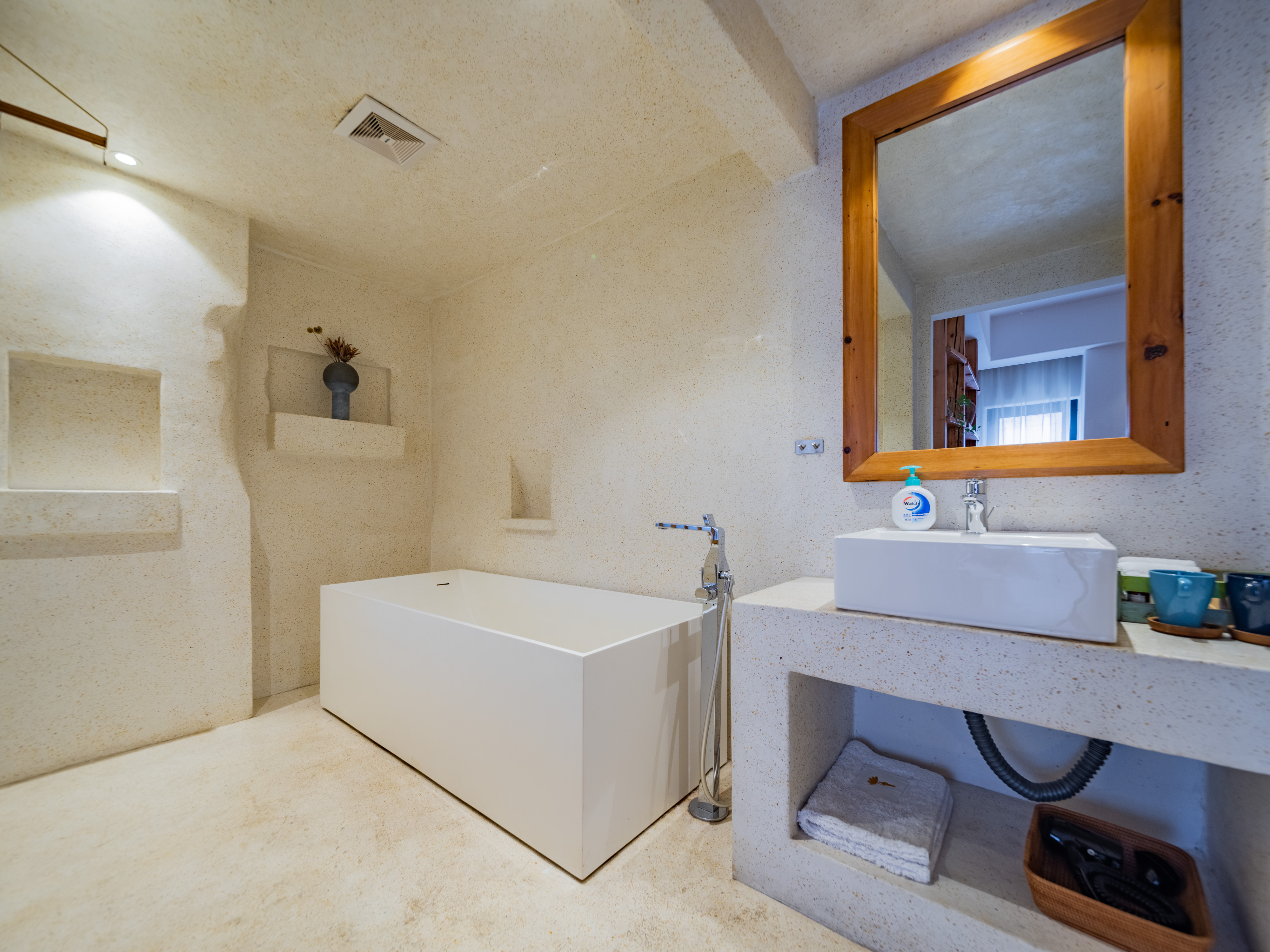 左右庭院?City浴缸大床套房「泡浴+vip电影+mini冰箱」