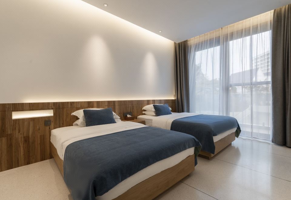 Twin bed room with pool view-Private terrace