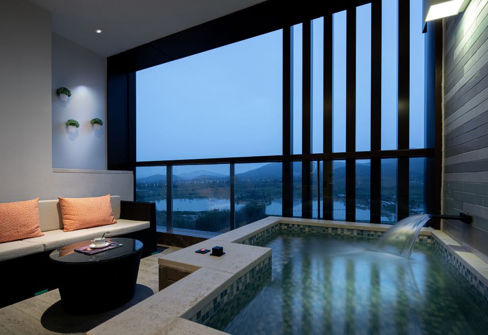 温泉高级湖景大床房