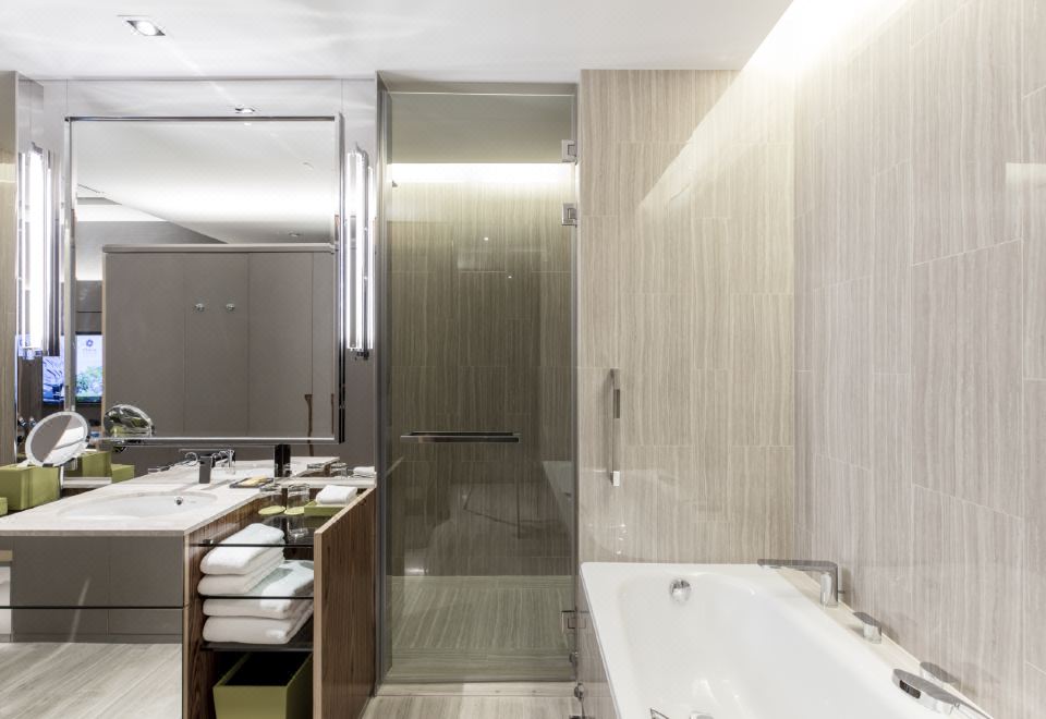 Hyatt Regency Bangkok Sukhumvit1 King Bed