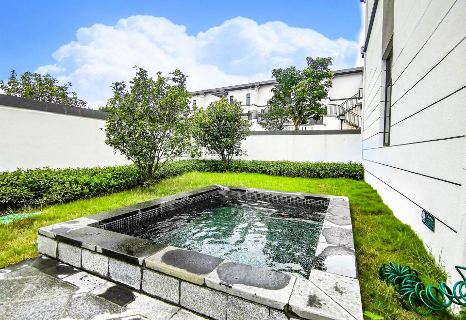 别墅温泉亲水大床套房（带独立泡池）