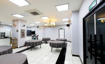 White Tourist Hotel - Housity