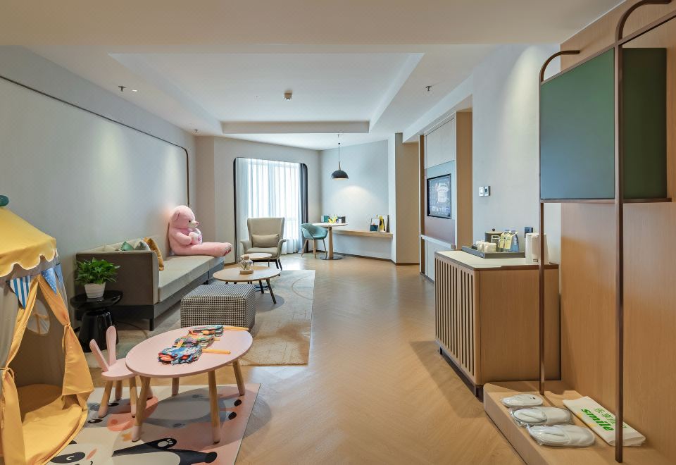 假日亲子套房（落地窗、智能语音系统、小冰箱）