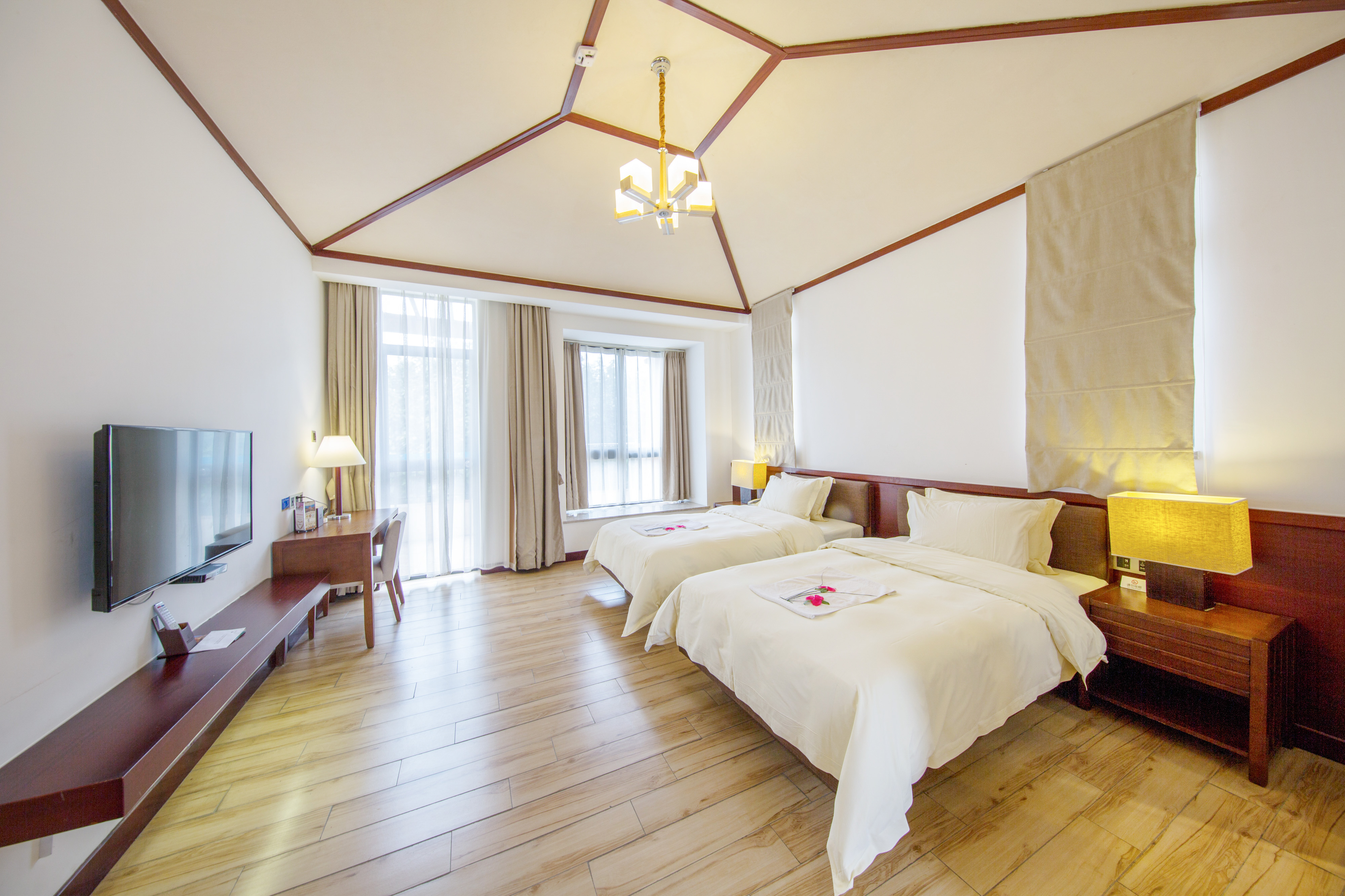 Baodun Lake Hushan Hot Spring ResortVenice Hot Spring Villa - 3-Room, Near Water (Slide)