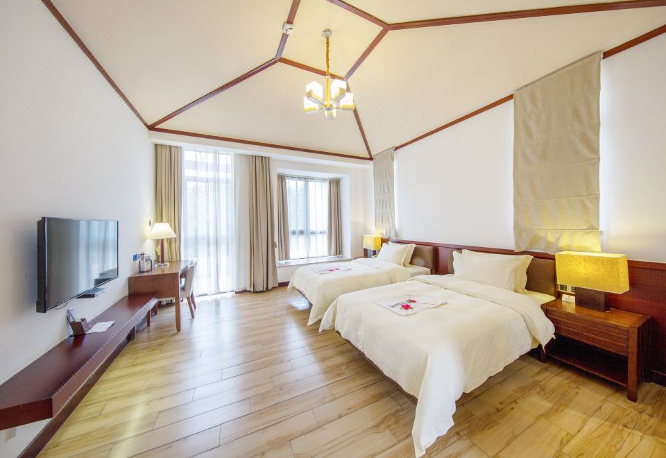 Baodun Lake Hushan Hot Spring ResortVenice Hot Spring Villa - 3-Room, Near Water (Slide)