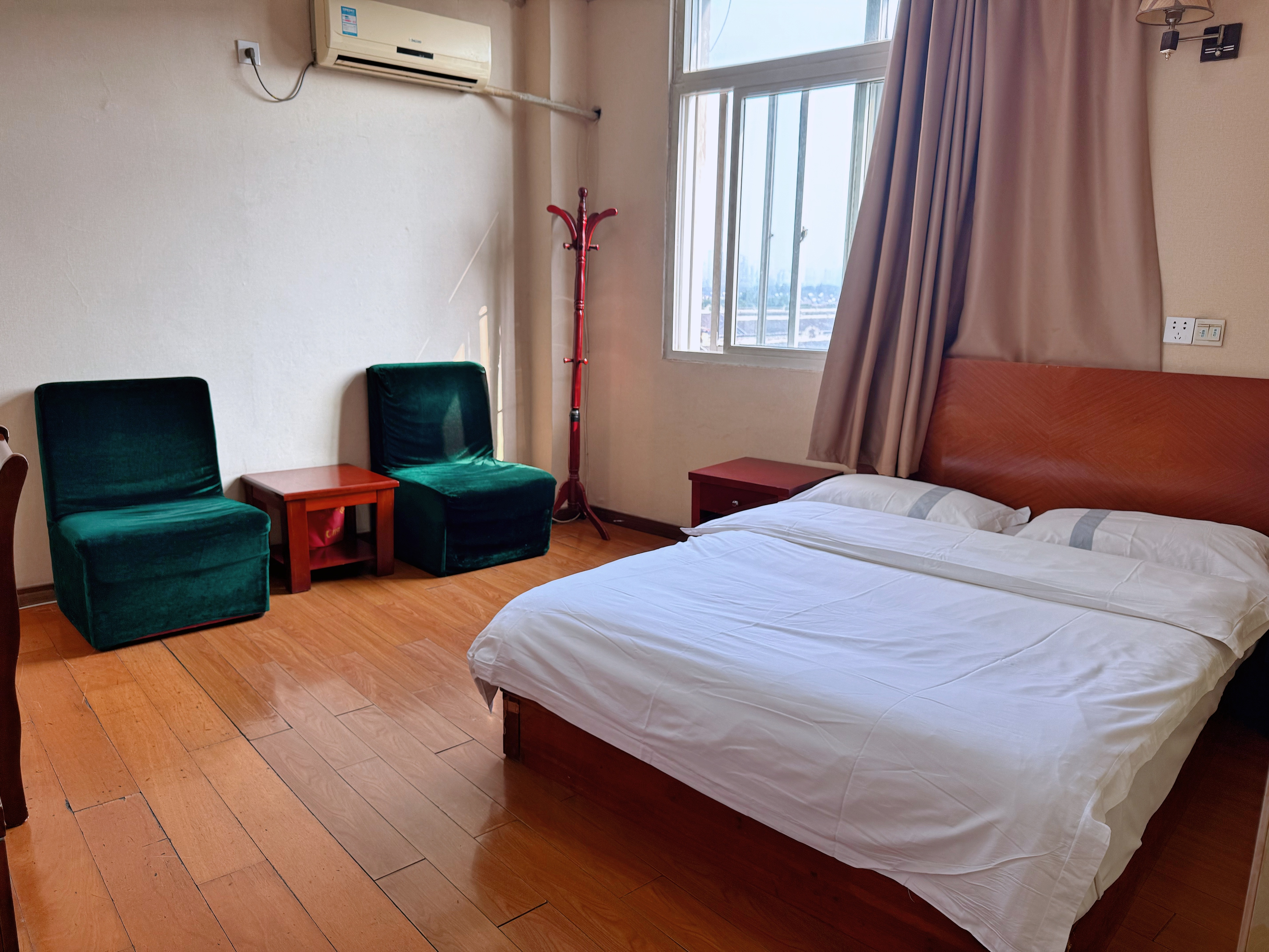 Taoyuan Hotel, SuzhouKing-size bed room