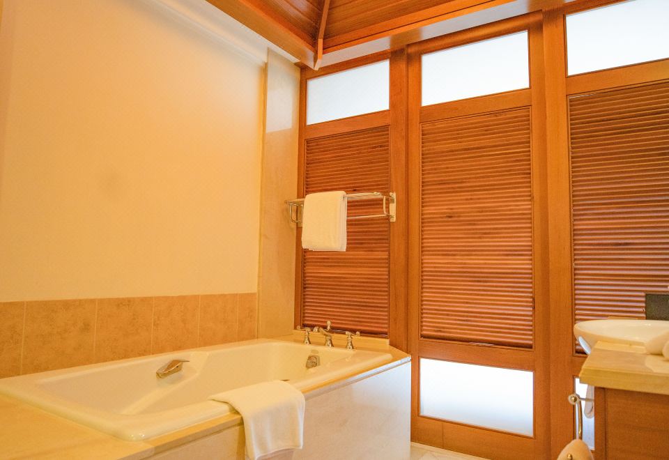 Hillview Golf Resort DongguanGolf Course-view Twin Room