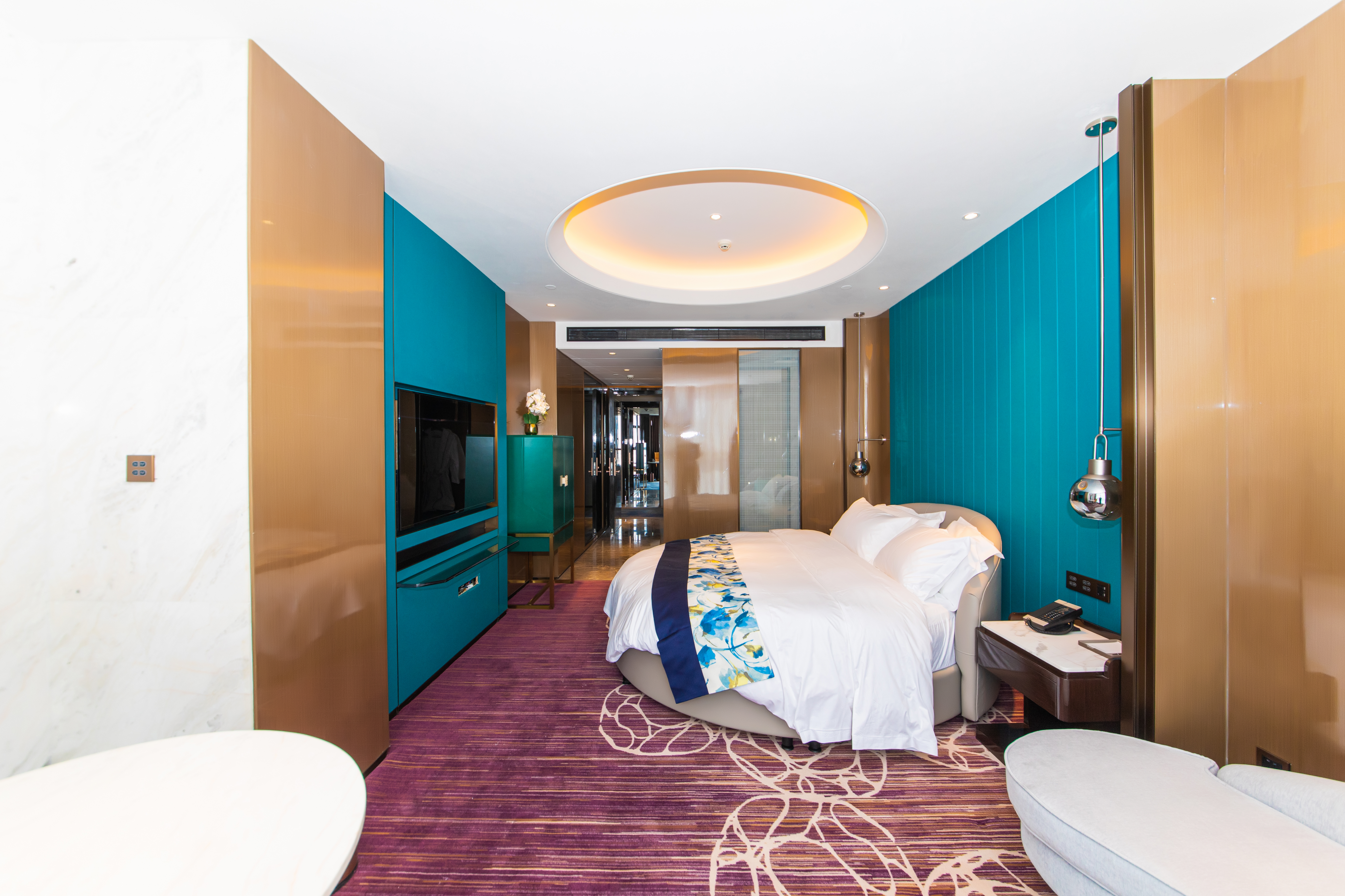 至尊行政大床房 【慕斯床垫+鸭绒被+记忆枕+远景浴缸】