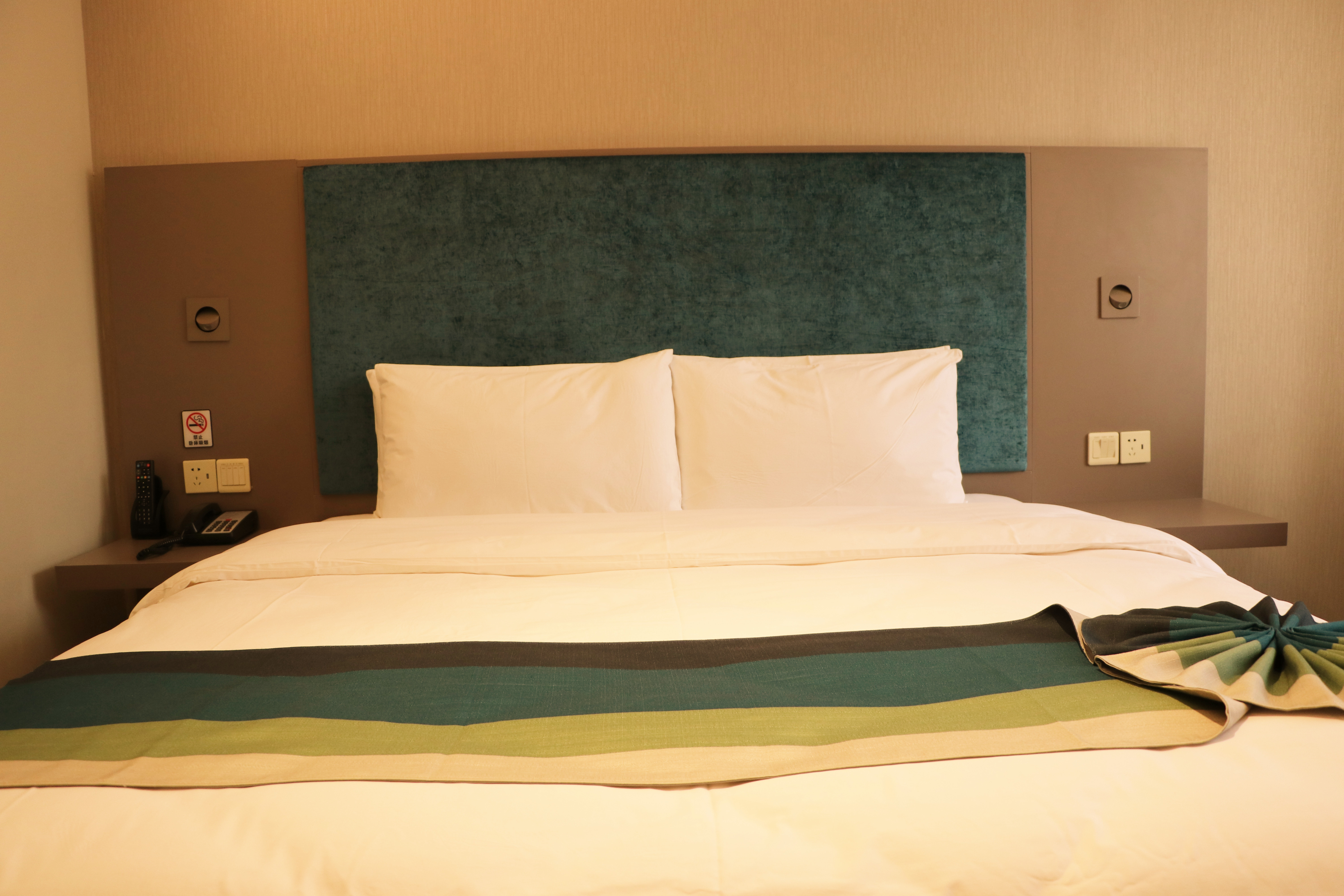 高级大床房（零压枕+徕芬吹风机）