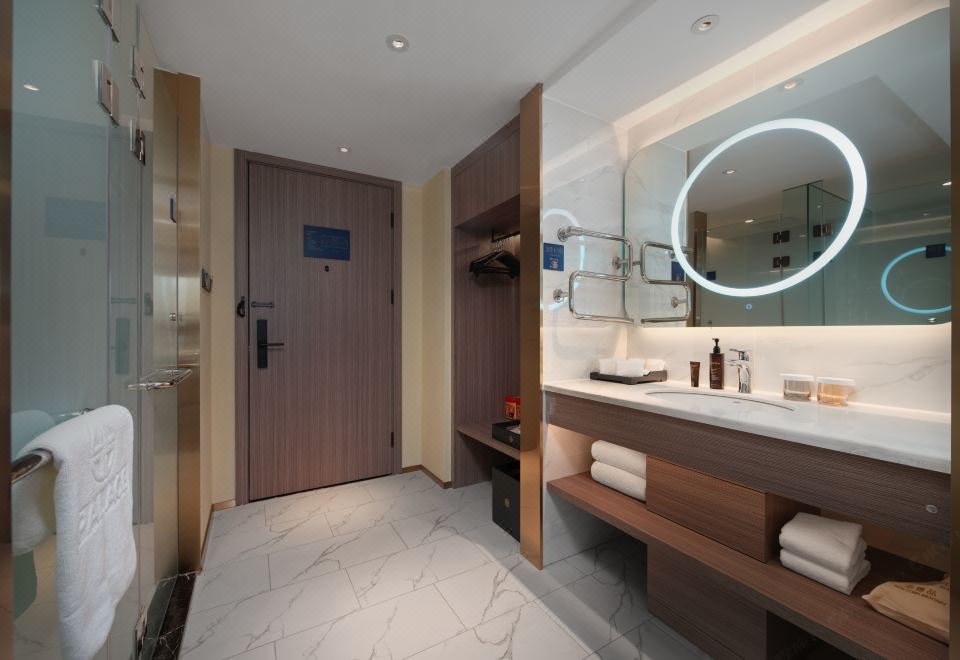 高級大床房（65寸可投屏+小冰箱＋加熱毛巾桿）