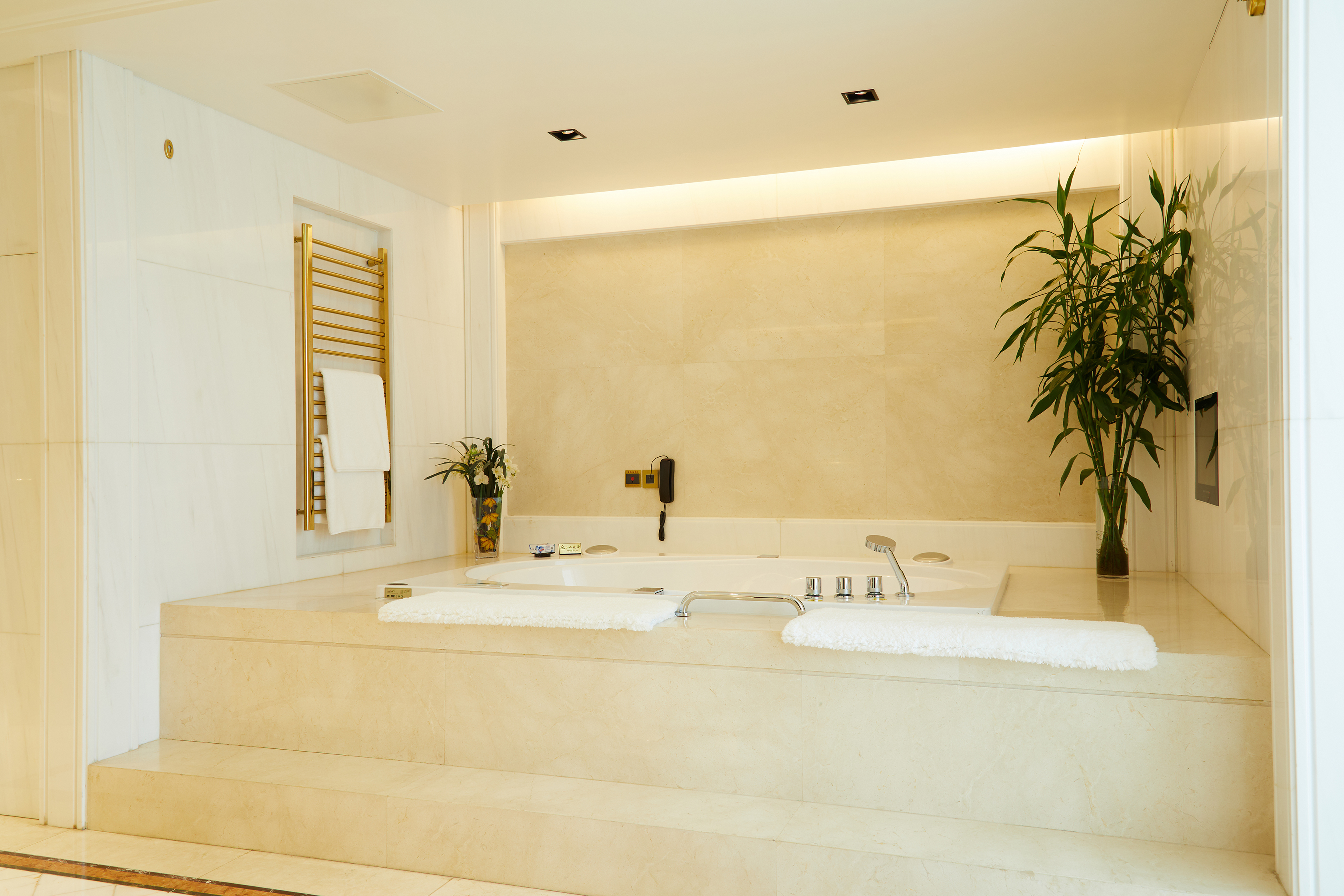 至尊豐大套房（外景明窗+浪漫浴缸）