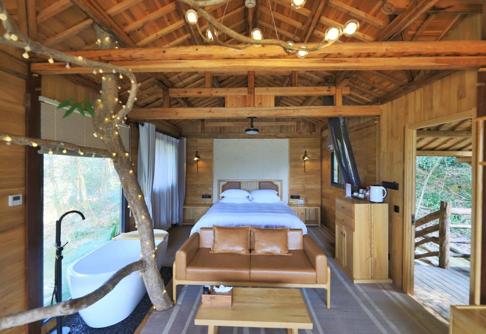Qiandaohu Xinbo Holiday HotelWild Stay Tree House Double Bed Room