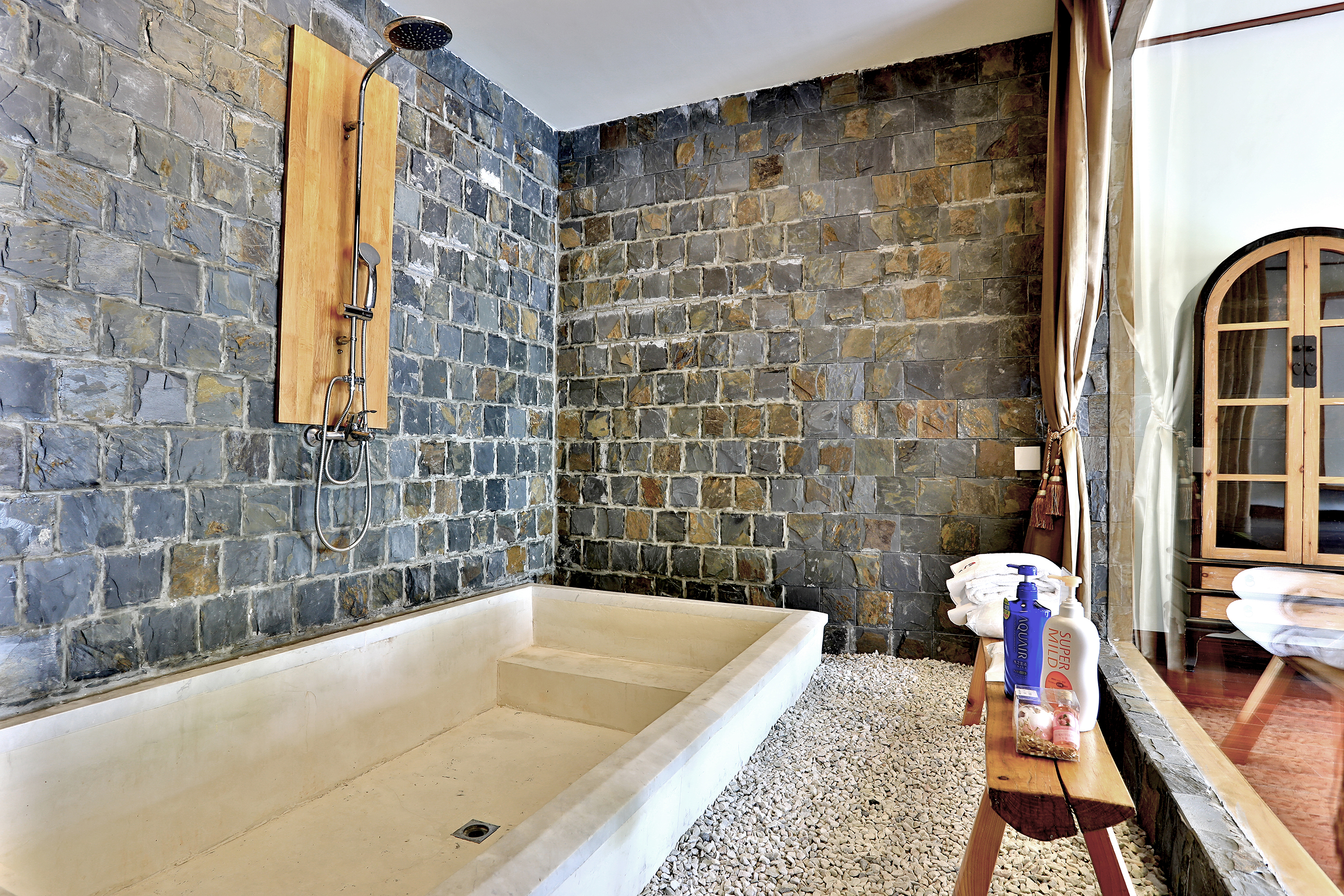 影院套房（巨幕高清投影+茶台+浴缸）