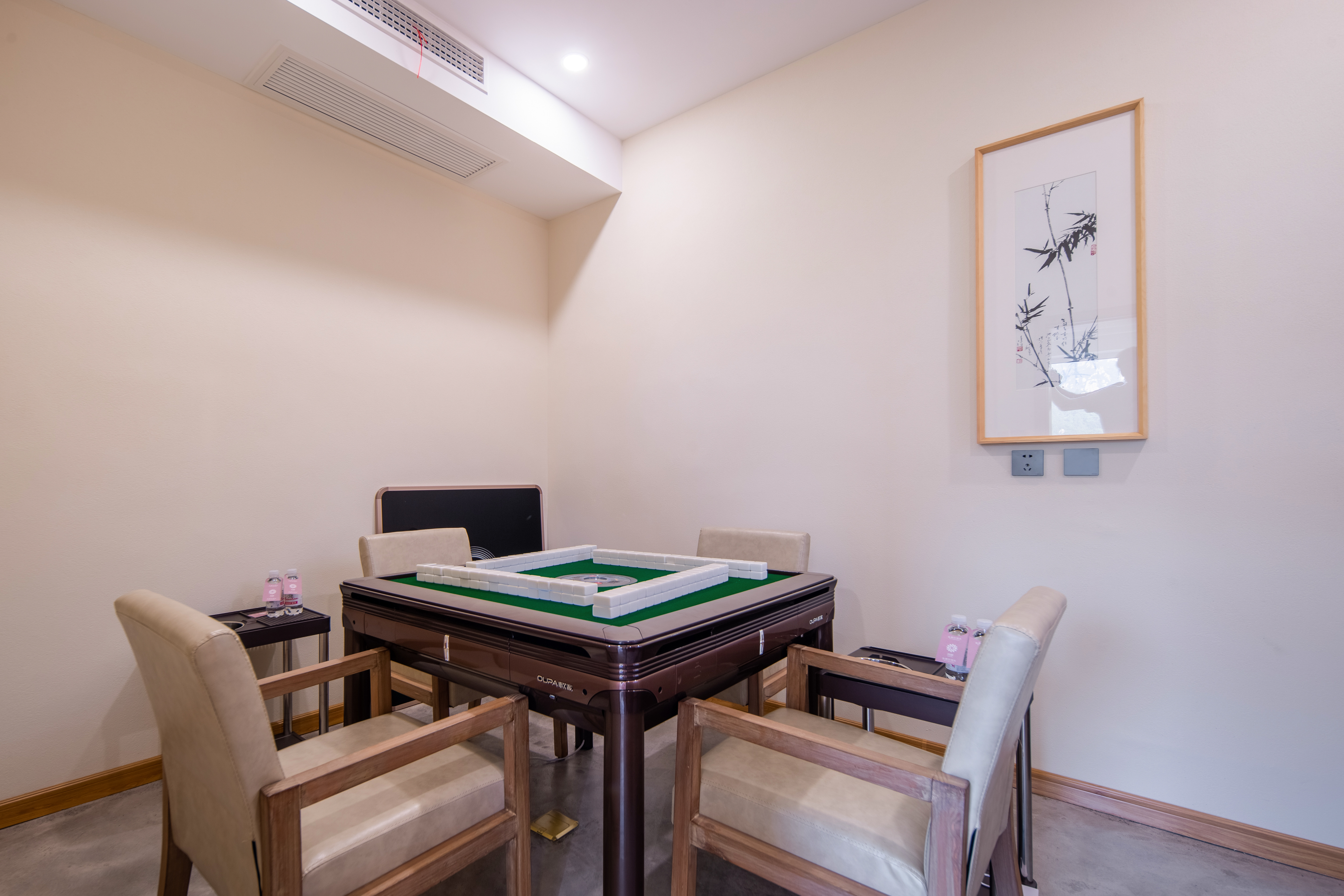 云起·观山休闲大床房·棋牌桌