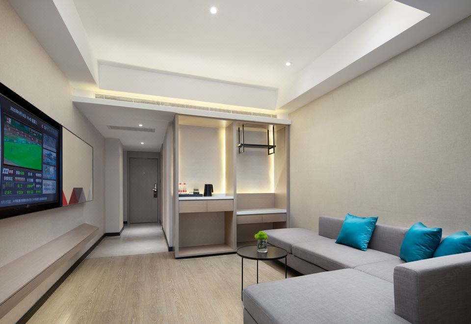 Borrman Jinhuangguan Hotel (Liuzhou Five Star Pedestrian Street) Deluxe Queen Room