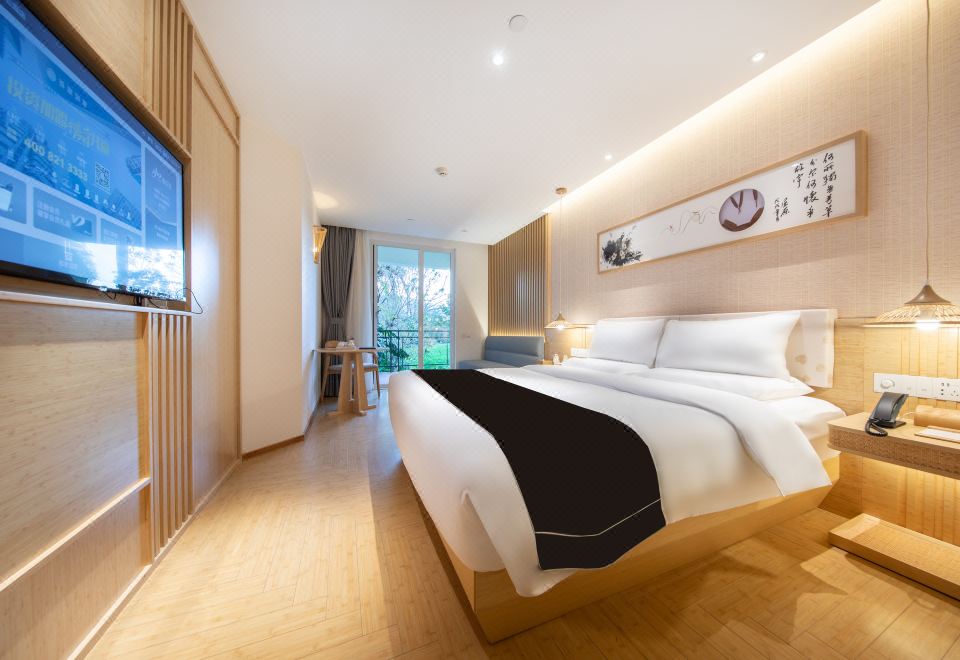 Jianguo HIDDEN Hotel (Kunming Dianchi Haigeng Park)Fairy Grass House King Bed Room (Viewing Balcony)