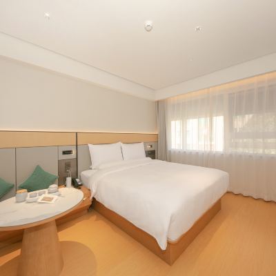 舒壓高級大床房（電視投屏+小冰箱） 全季飯店（北京王府井店）優惠