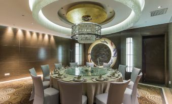 In the center of the hotel, there is a spacious dining room with round tables and chairs arranged for ten people at Boyue Hotel Shanghai Air China Hongqiao Airport