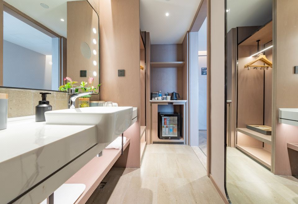 Atour S Hotel, Hisense Plaza, Qingdao Olympic Sailing CenterExecutive Double Bed Room (Mini Fridge + Leifen Hair Dryer+ Screen Projection TV)