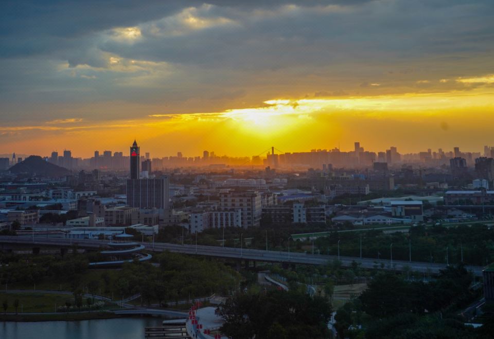 Crowne Plaza Foshan Nanhai1 King Standard Lake View Lounge Access