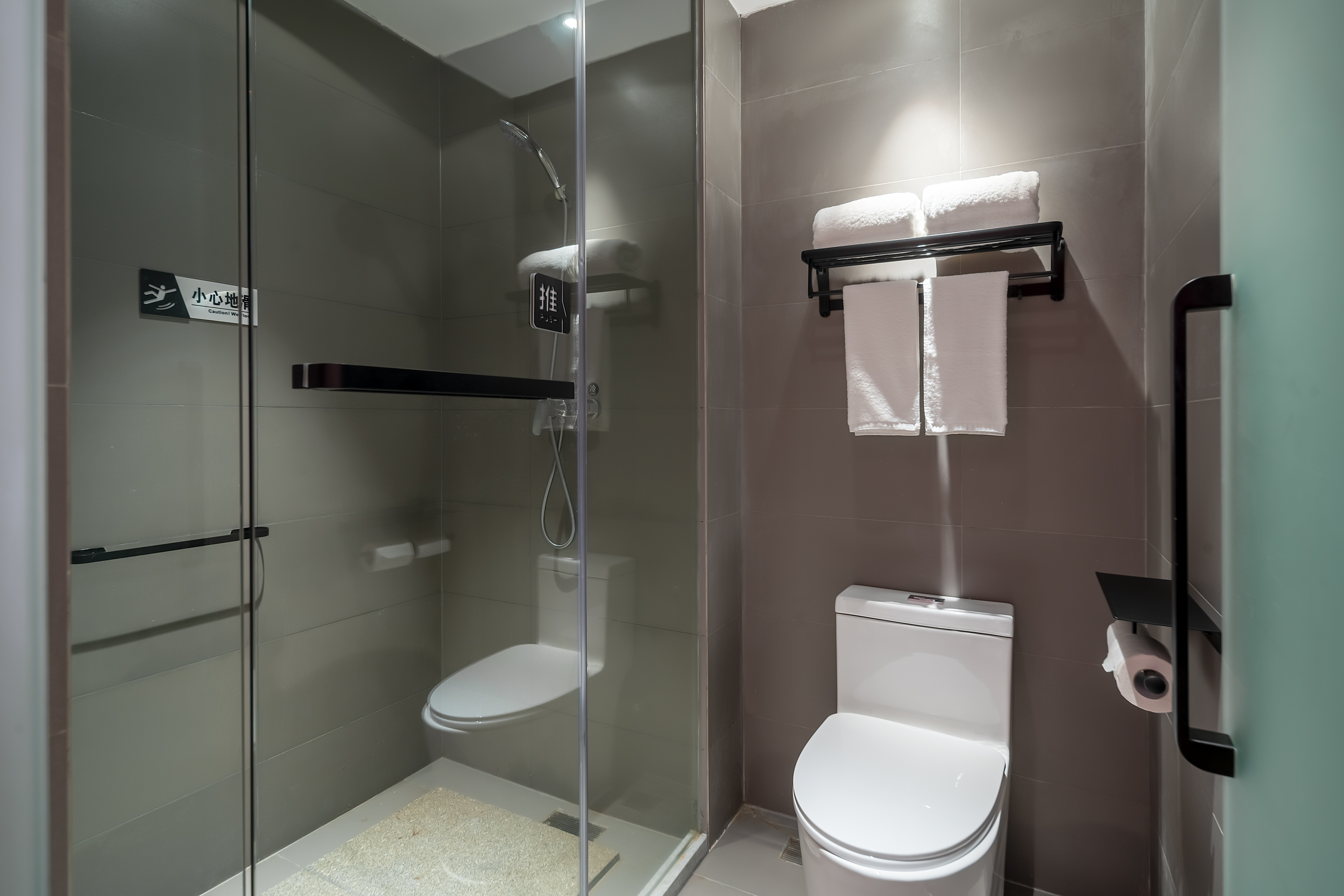 电竞大床房-[2台电脑+RTX3060显卡+i5-10700F处理器+16G内存+2K曲面屏+机械键鼠]+沙发茶几