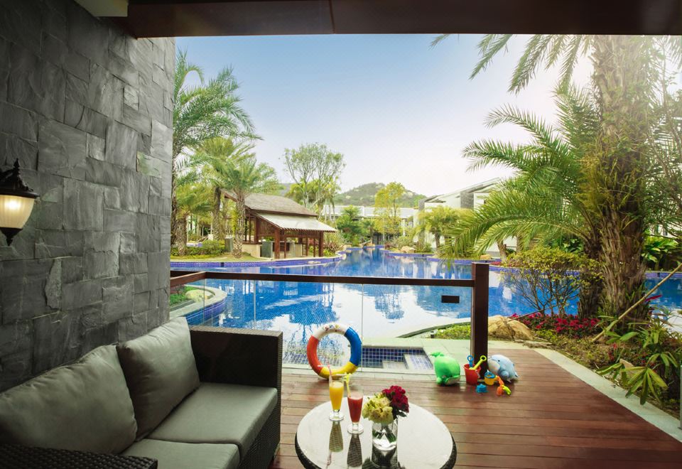 泳池别墅豪华亲水大床房