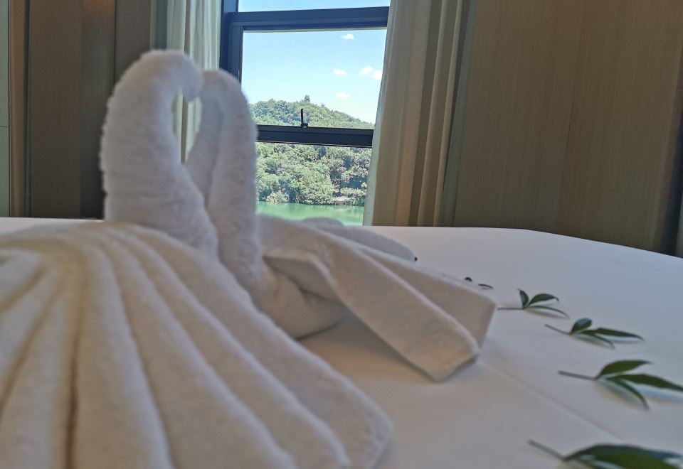 湖景至尊大床房