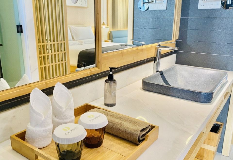 Jianguo HIDDEN Hotel (Kunming Dianchi Haigeng Park)Fairy Grass House Double Bed Room (Viewing Balcony)