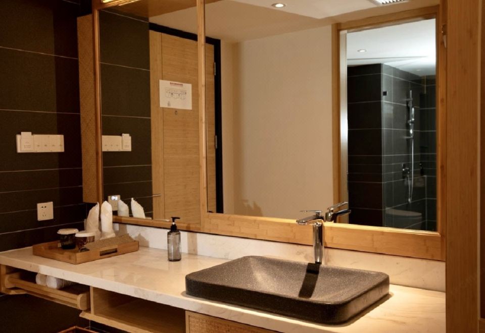 Jianguo HIDDEN Hotel (Kunming Dianchi Haigeng Park)Yonghuangguzhu Grand Bedroom (Viewing Balcony)