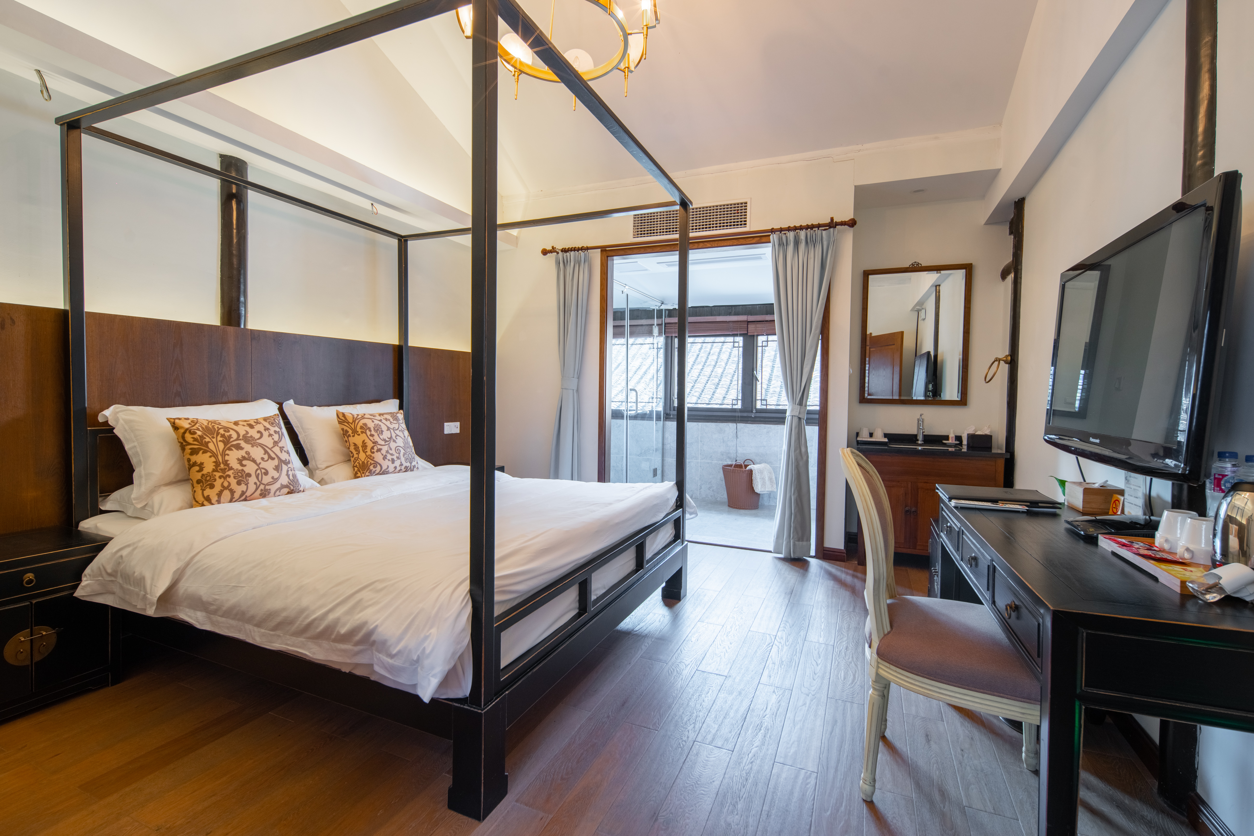 园景·大床房（新中式家俱+民国风会客厅）