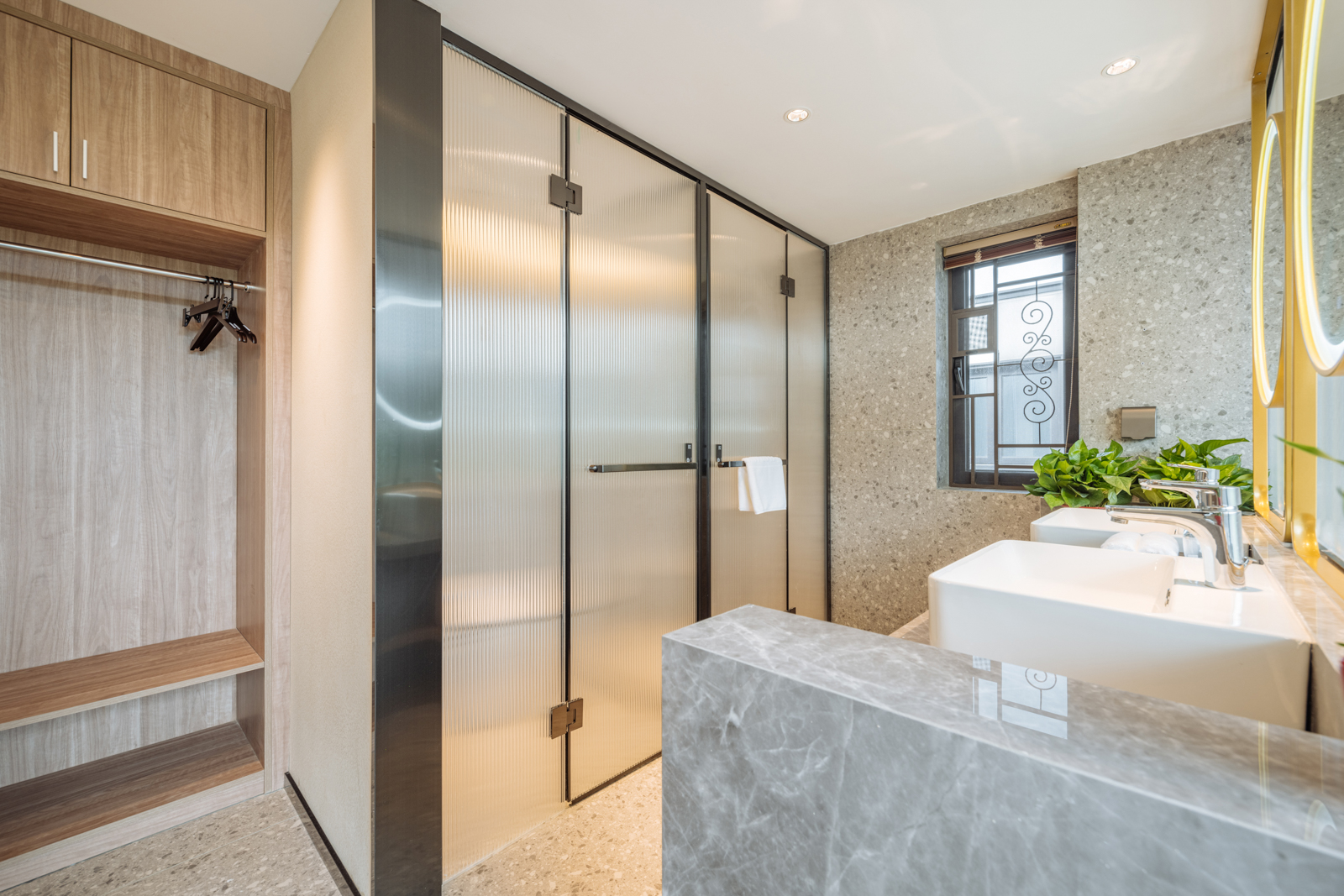 观山大床房（远观山景+草坪景+中央空调+智能客控+沙发）