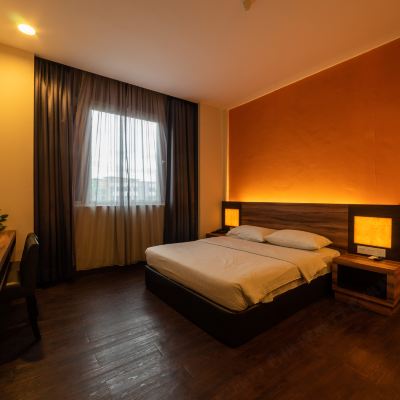 Bilik queen mewah Kupon WaterFront Boutique Hotel