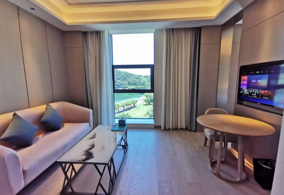 湖景至尊大床房